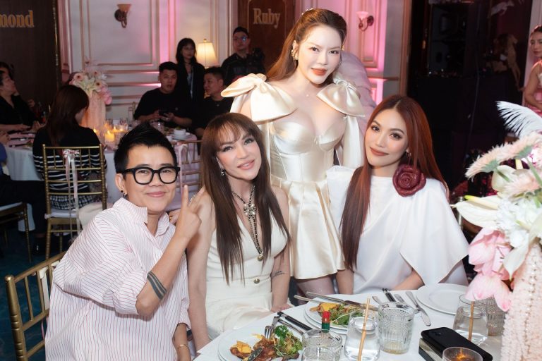 Lý Nhã Kỳ diện trang phục cổ điển mừng sinh nhật