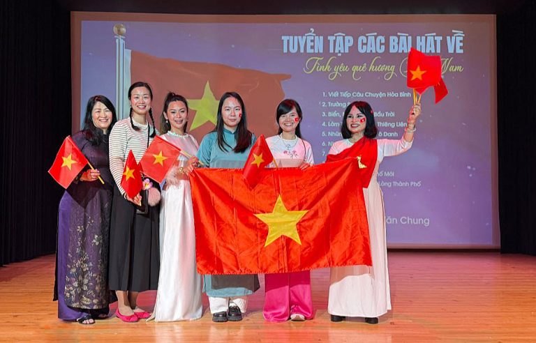 Lê Vi và con trai tham dự làm Đại sứ quảng bá cho chương trình Hành trình kết nối giúp trẻ em nghèo