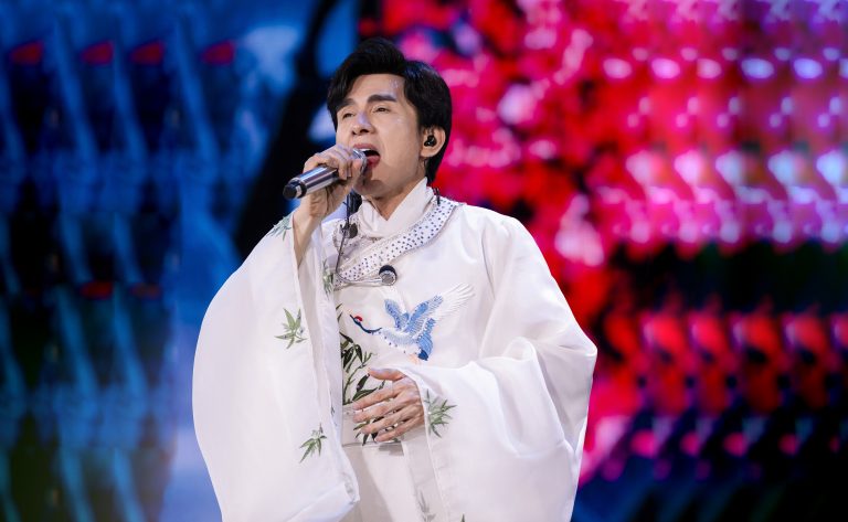 Khán giả đội mưa, nán lại đến cuối ủng hộ Đan Trường trong live concert kỷ niệm 30 năm ca hát