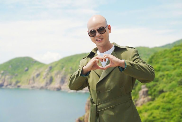 Phan Đinh Tùng say mê ca khúc của bạn học đến nỗi phải mời vợ cùng quay MV 