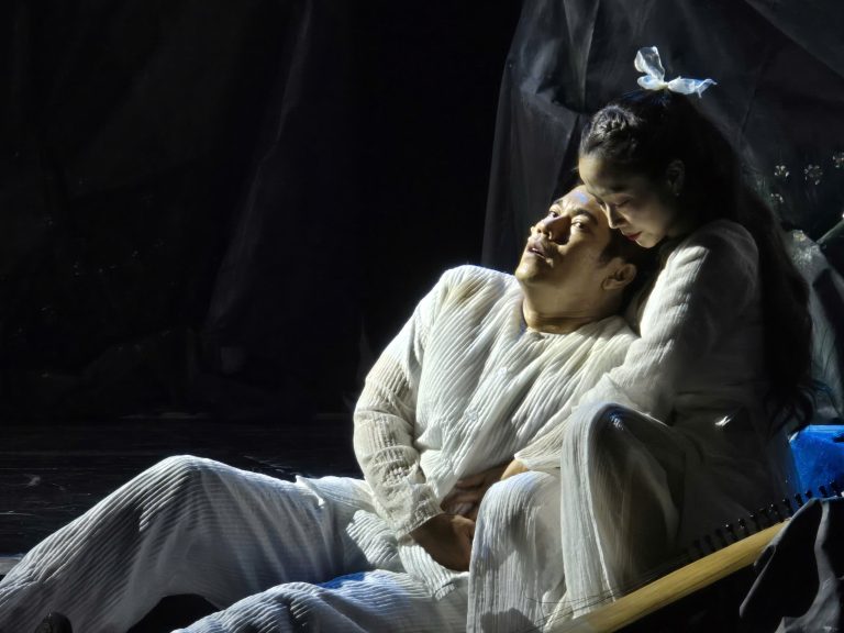 Ốc Thanh Vân và Bùi Công Danh gậy ấn tượng mạnh trong đêm liên hoan kịch Quốc tế 2025